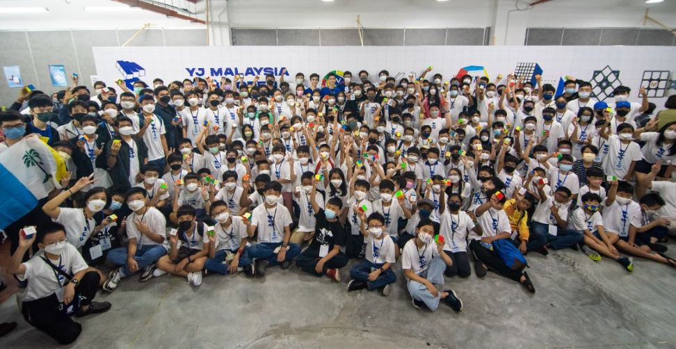 Group photo of the 3x3x3 Cube First Round event, the largest event of the championship where all the cubers turned up to compete (YJ Malaysia Cube Open 2022)