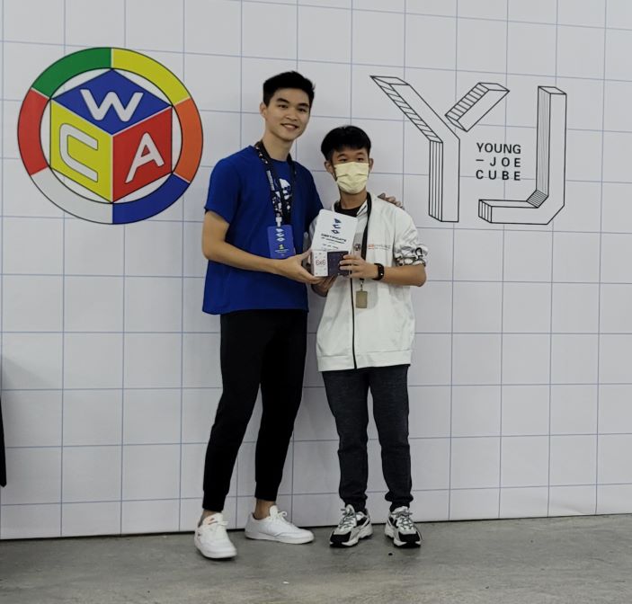 Manfred (left) awarding one of the National Record setters, Tee Kai Yang (YJ Malaysia Cube Open 2022)